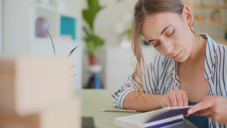 Estudiante-Enfocada-Aprendiendo-En-Casa