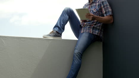 hombre que usa tabletas
