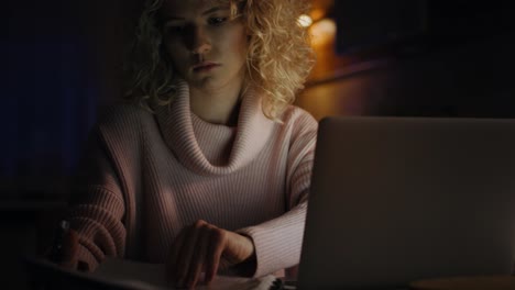 Video-De-Una-Mujer-Cansada-Trabajando-De-Noche-En-Casa