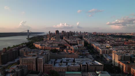 Abendaufnahme-Des-Stadtteils-Washington-Heights-In-New-York,-4k