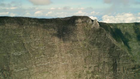 Imágenes-épicas-De-Un-Dron-Acercándose-A-La-Enorme-Pared-De-Un-Cráter-En-La-Reunión-En-El-Circo-De-Mafate