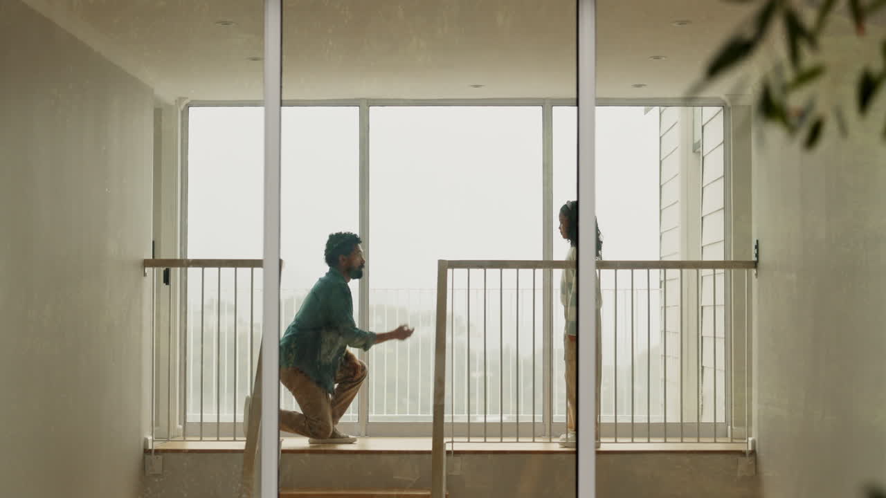 아버지와 딸이 집에서 재미있는 순간을 보내고 있습니다.