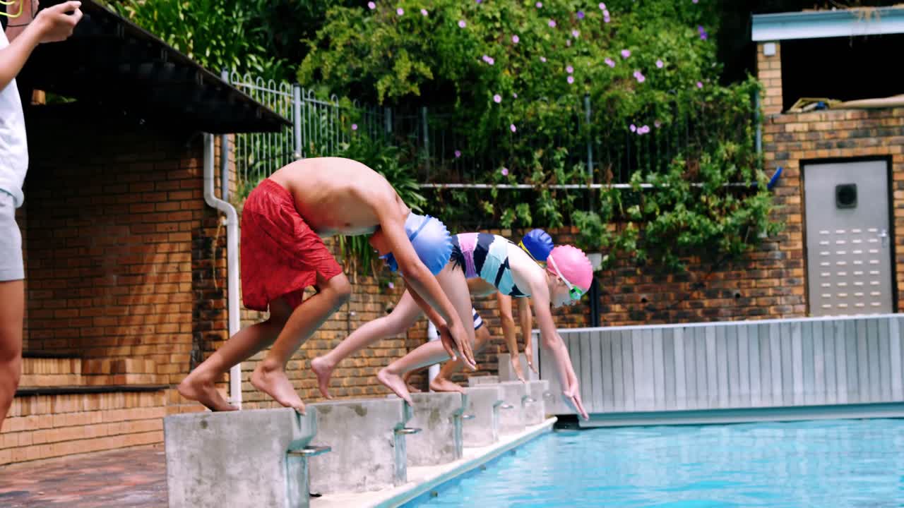 여자 트레이너 가 휘파람 을 불고 있다