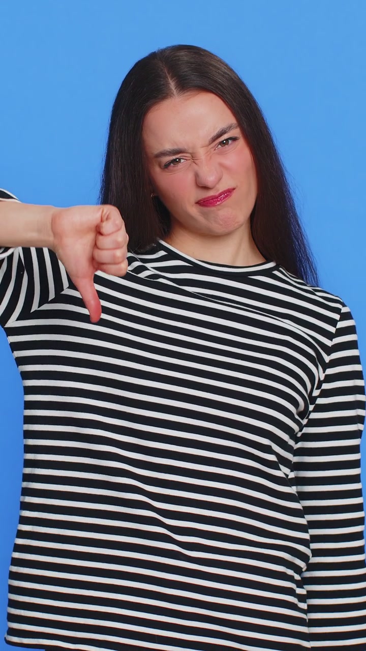 Donna sconvolta ragazza che mostra il pollice in giù gesto di disapprovazione insoddisfatta non piace feedback negativo