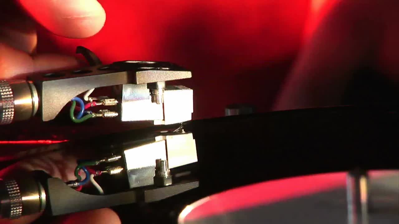 디제이가 음반을 녹음하고 있습니다.