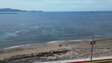 descendente, impresionante vista aérea de la ciudad de la isla y el malecón frente a hermosas aguas cristalinas y una playa idílica
