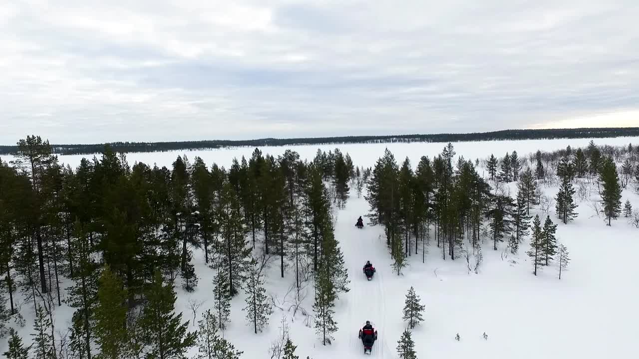 Snøscootereventyr på en frossen innsjø