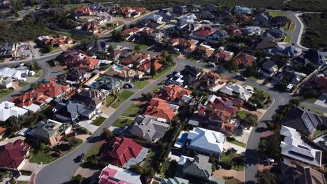 vista inclinada hacia arriba sobre los techos para revelar el océano y la costa de mindarie, perth, australia