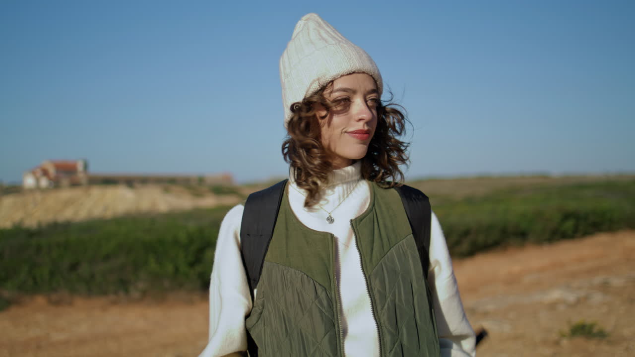 hermosa chica disfrutar de la aventura en el fin de semana de primavera vertical. turista sereno admirar