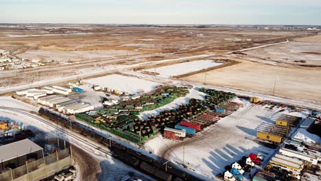 almacén al aire libre con pilas de contenedores marinos en las praderas canadienses de invierno