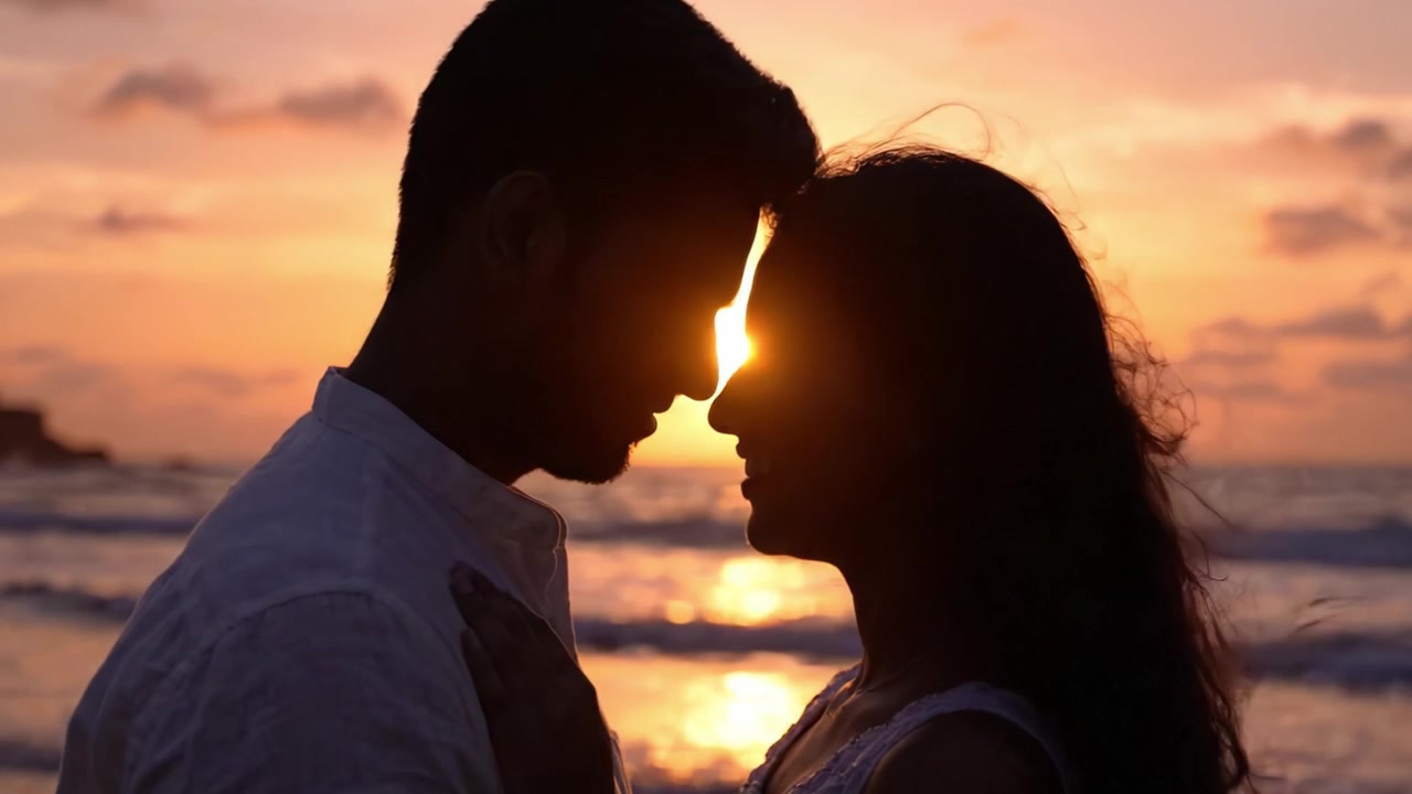 Pelukan Romantis Saat Matahari Terbenam: Pasangan Bersiluet di Cakrawala Keemasan Tepi Laut, Berbagi Momen Intim Penuh Cinta dan Kedekatan.