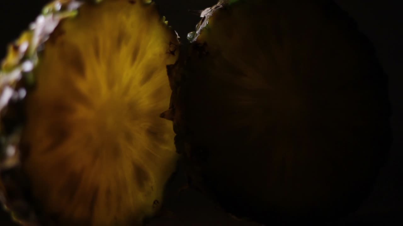 어둠 속에서 신선한 코모수스 파인애플 아나나스 조각