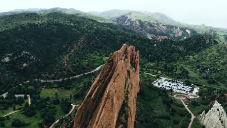 vista aérea del jardín de los dioses que se asoma sobre la tierra circundante