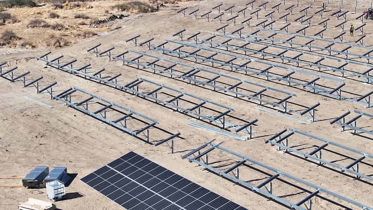 캘리포니아 사막에서 큰 태양 전지 배열 건설과 프레임링 낮 시간 도리 포워드