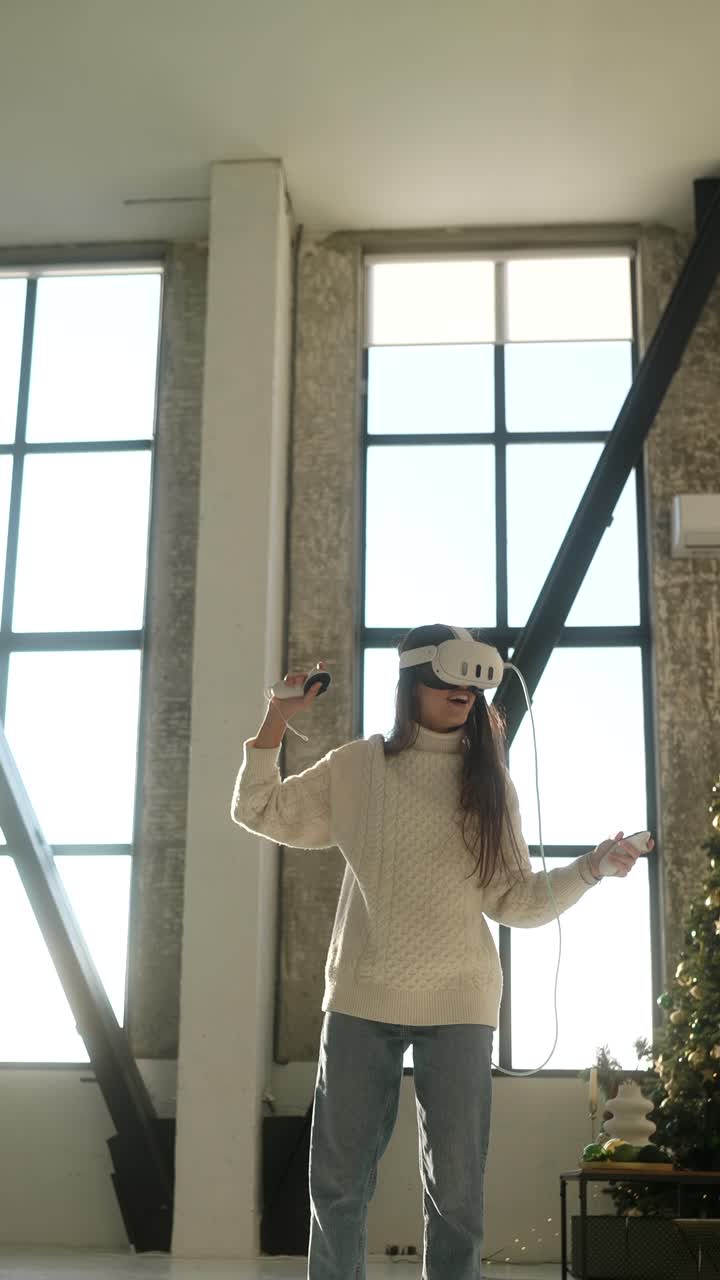 mujer con auriculares vr en un hogar moderno