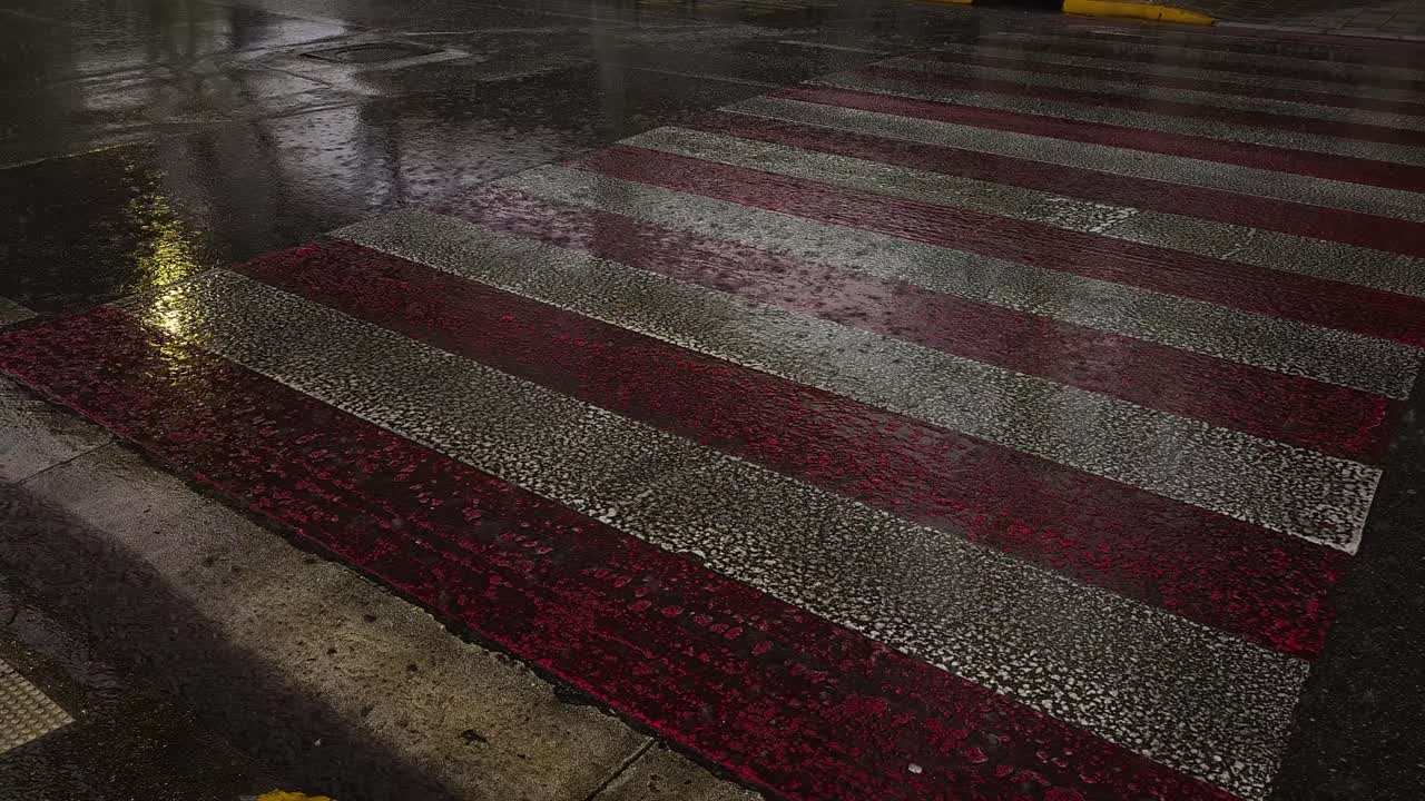 빈 하 줄무로 도시 거리에 가을 비가 내리며, 비가 오는 계절에 평온하고 대기적인 도시 분위기를 만니다.