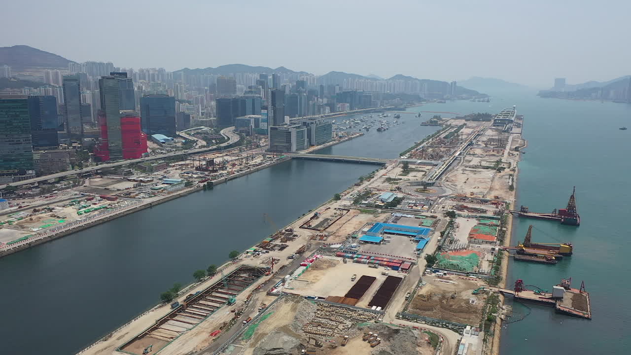 vista aérea de hong kong, la bahía de kowloon, la terminal de cruceros y el muelle público en un día soleado, disparo de drones