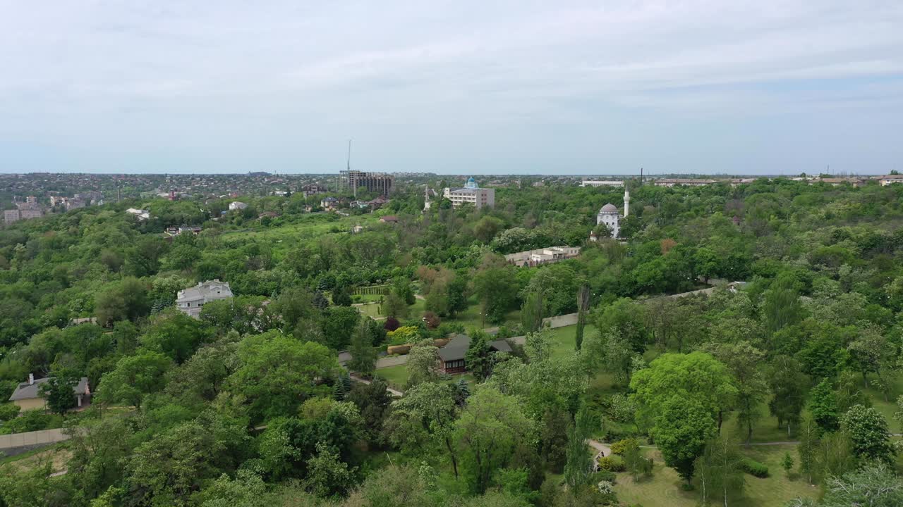 도시 정원의 새의 눈으로 볼 수 있는 모습. 나무들 사이에는 모스크가 보인다.