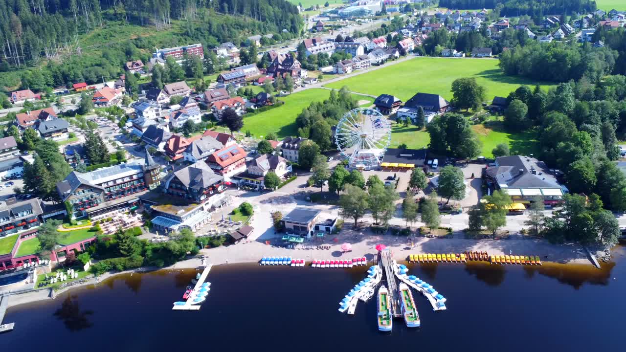 Luftfoto af en by ved en sø