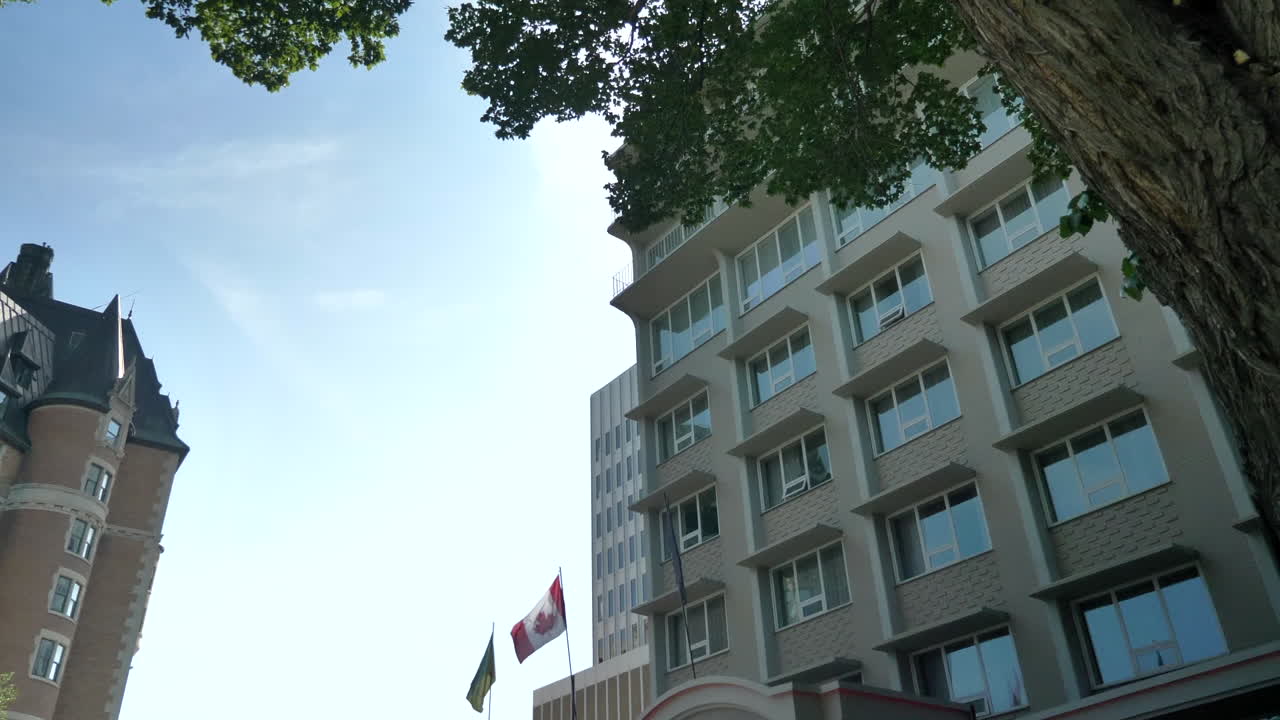 un edificio en el centro de la ciudad al lado de árboles y un castillo