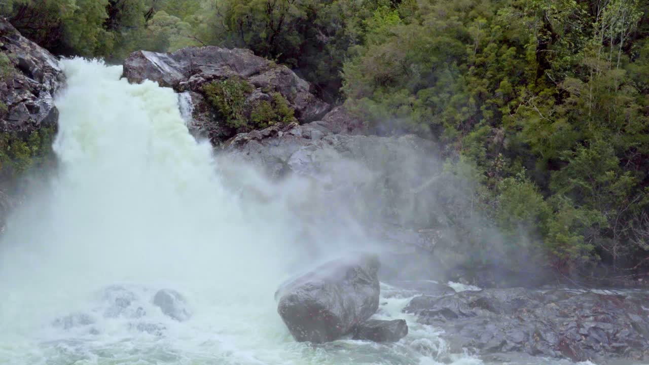 vista panorámica de la cascada del río chaicas en el parque nacional alerce andino, sur de chile
