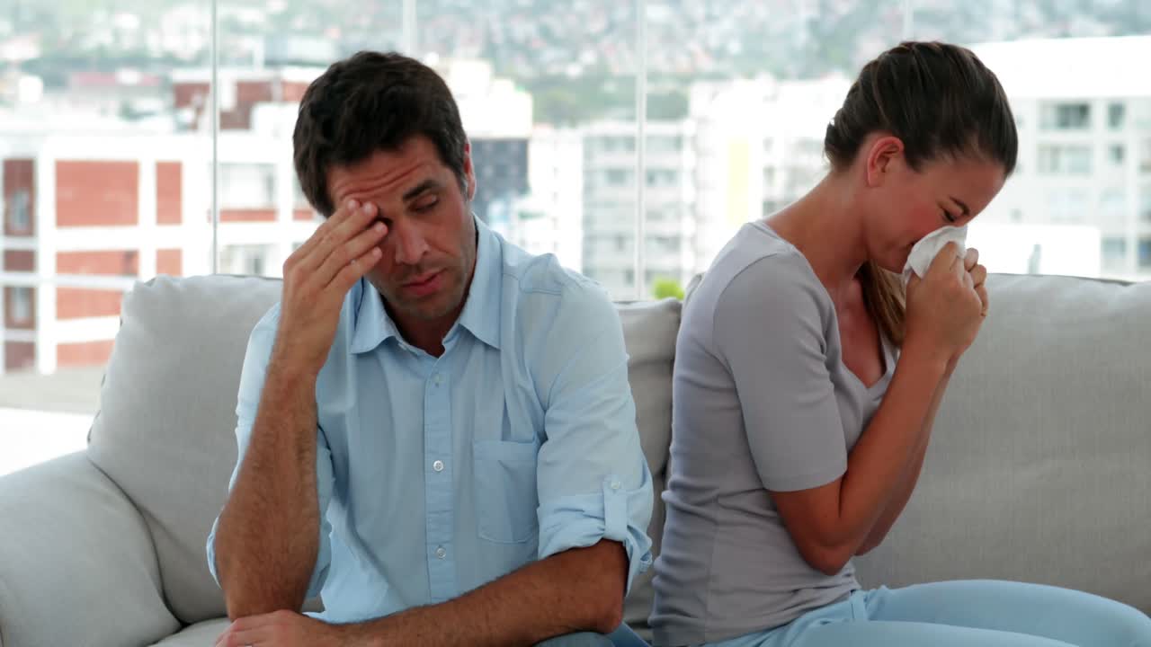 남자친구가 자신을 설명하려고 할 때 울고 있는 여자