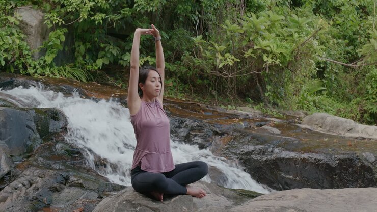 une cascade dans la rivière d'une forêt tropicale