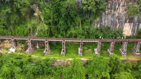 turistas caminan a través del ferrocarril tailandia-birmania, también conocido como el ferrocarril de la muerte, en kanchanaburi, tailandia