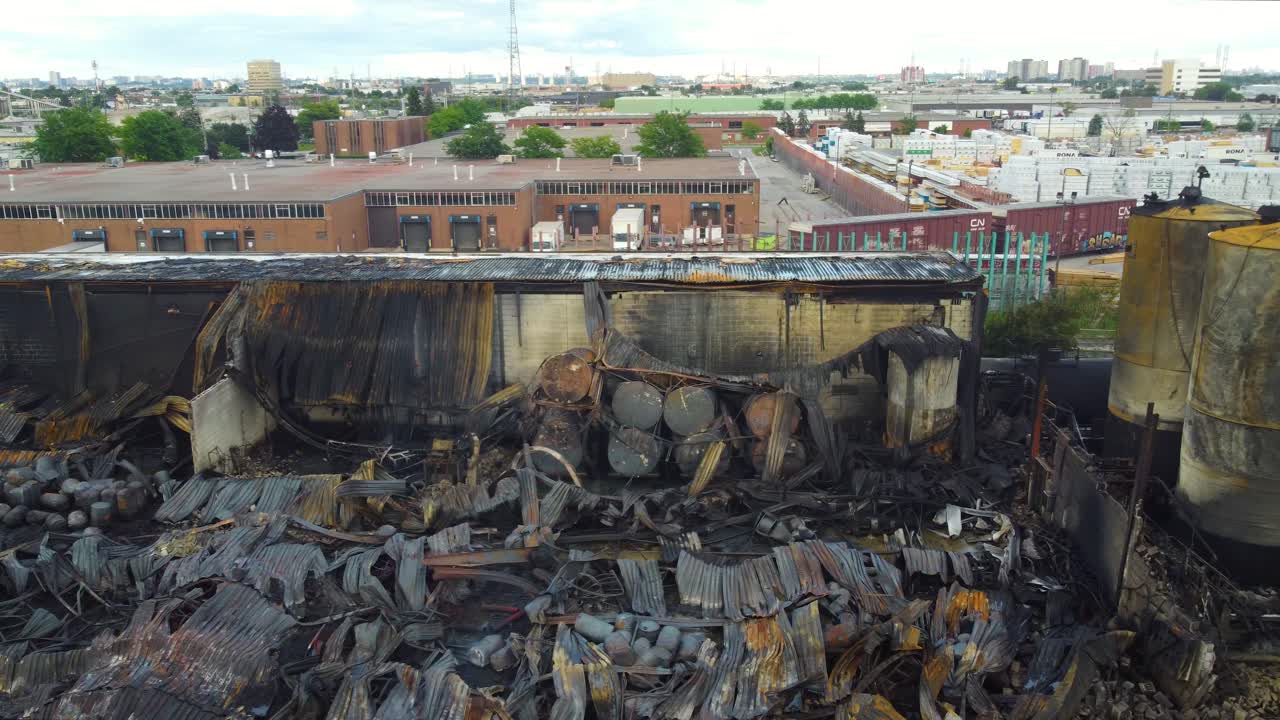 캐나다 토론토 에서 파괴적 인 화재 로 인해 재 로 바뀌었던 공장 의 충격적 인 장면