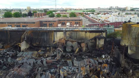 Impactante-Escena-De-Una-Fábrica-Reducida-A-Cenizas-Tras-Un-Devastador-Incendio-En-Toronto,-Canadá