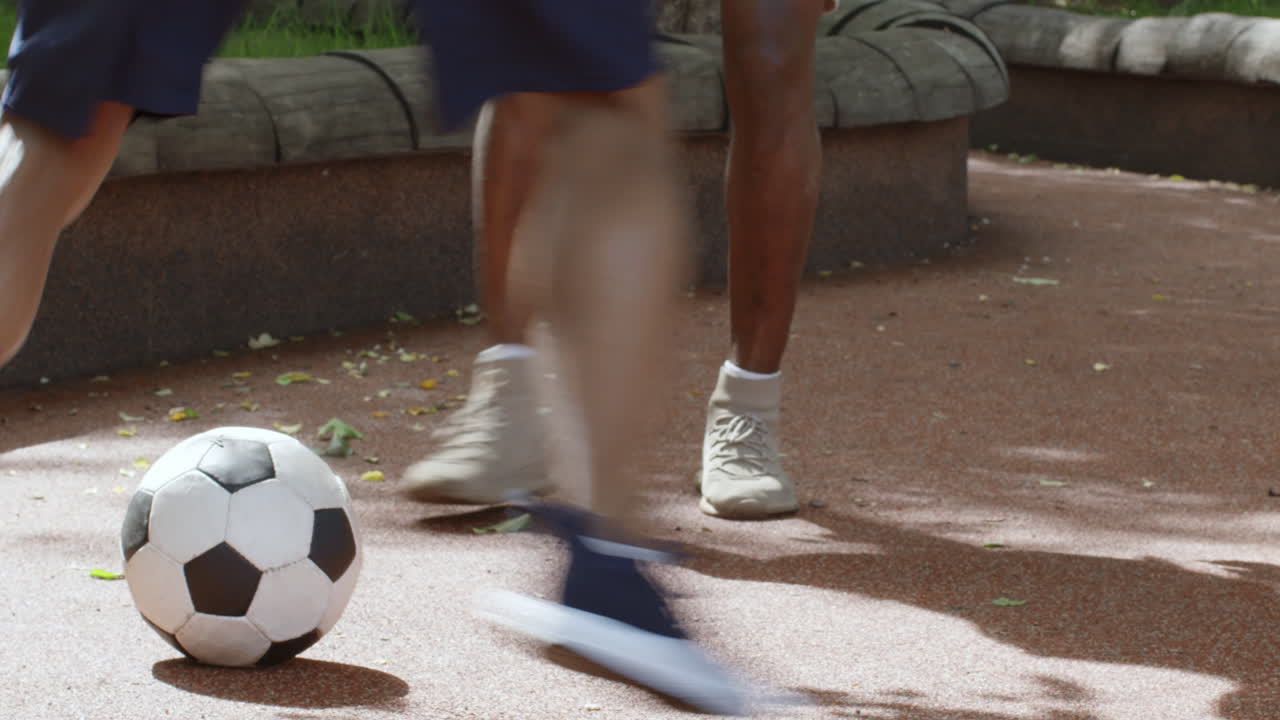personas jugando al fútbol en un parque