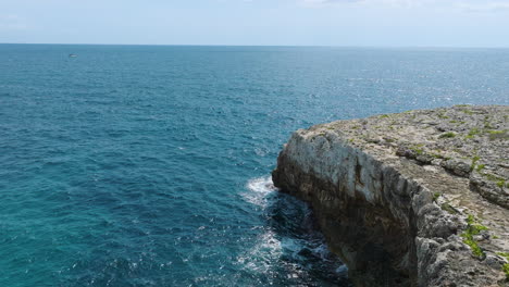 acantilado costero y vista del océano
