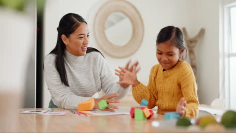 Mamá-Jugando-Con-Bloques-De-Construcción-Con-Su-Hija