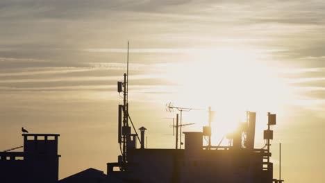 Skyline-Von-Lissabon-Bei-Sonnenaufgang-In-Portugal,-Zeitraffer-Der-Aufgehenden-Sonne