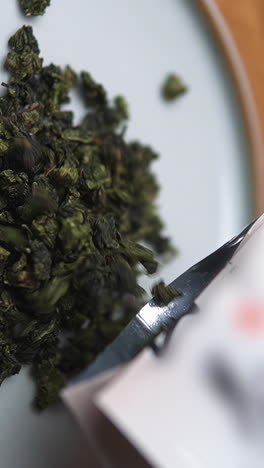 hojas de té oolong en un plato