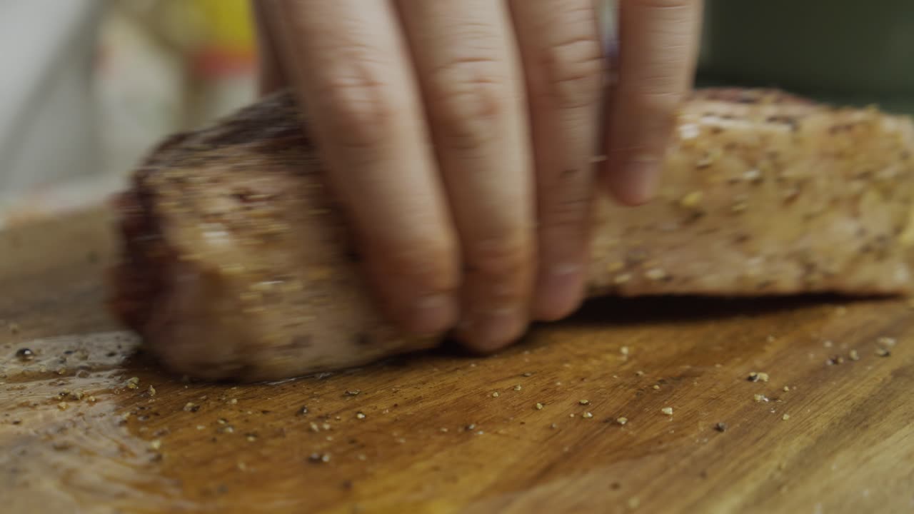 masaje de aceite de bistec de carne en tabla de cortar