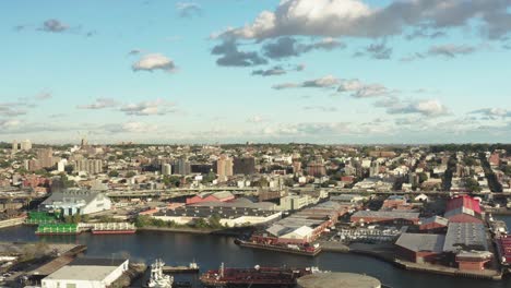 Toma-Aérea-Estacionaria-De-La-Autopista-Gowanus-Que-Atraviesa-Brooklyn,-Nueva-York