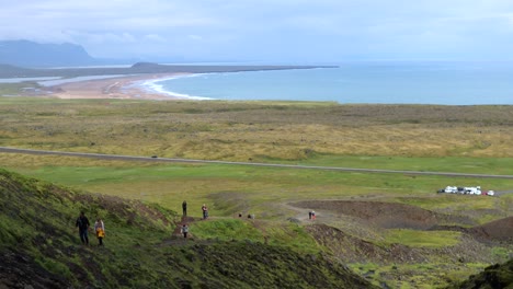 Gente-Caminando-Hacia-El-Cañón-Rauðfeldgjá-En-Snæfellsnes,-Islandia,-4k