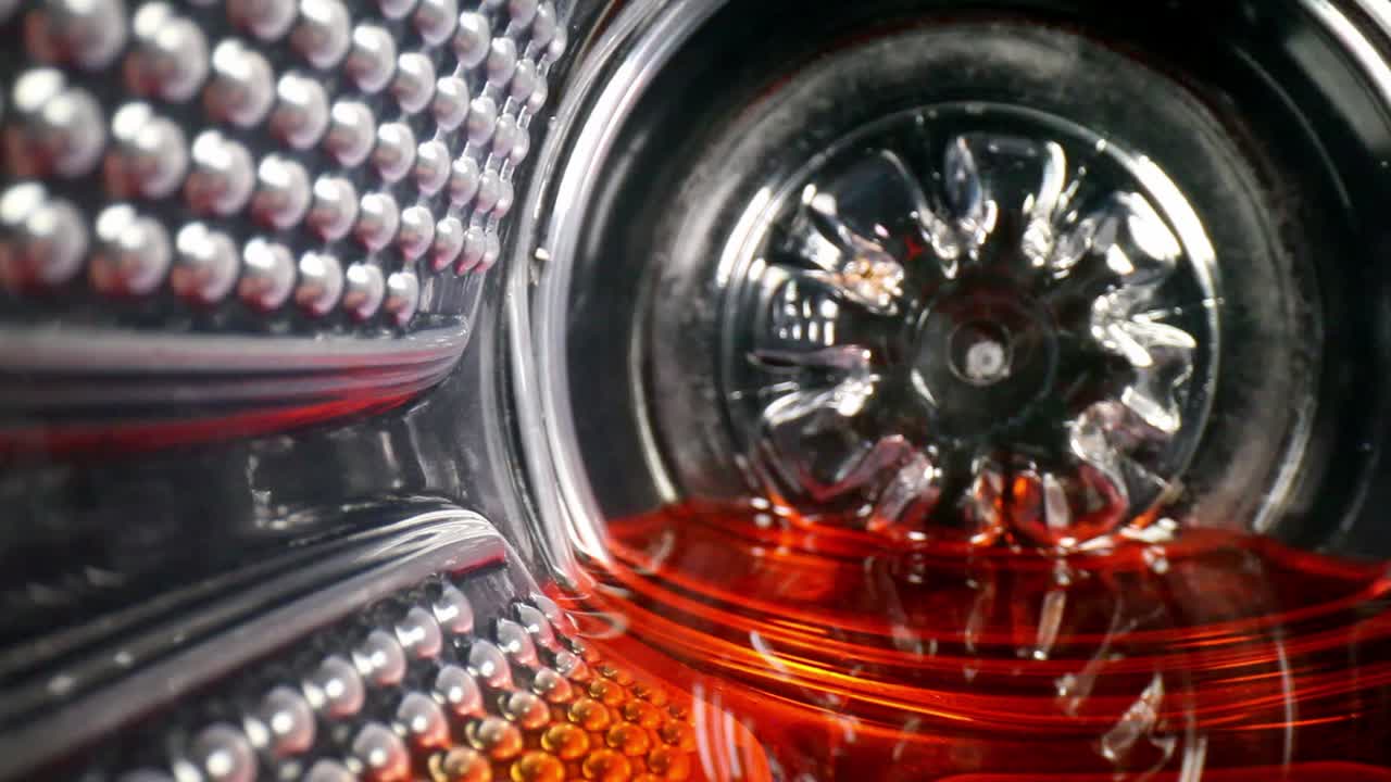 왼쪽 병에 있는 주스 또는 스포츠 음료 병의 바닥에서 빠르게 빼내기 - 빨간색 액체가 속도에서 밀립니다.