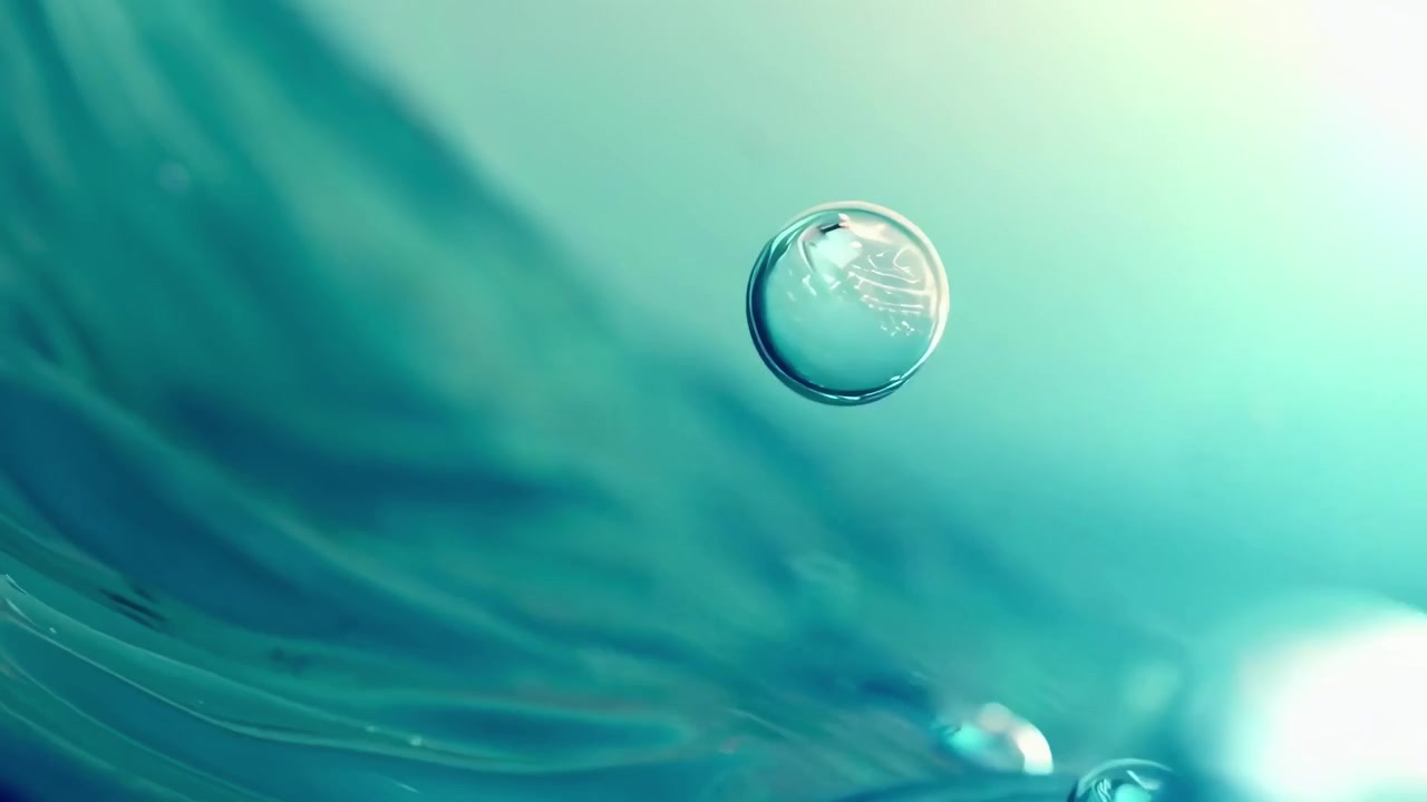 Vista macro di bolle che salgono attraverso acqua turchese limpida