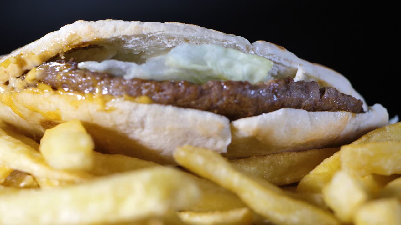 el kebab se hace en casa con deliciosas papas fritas