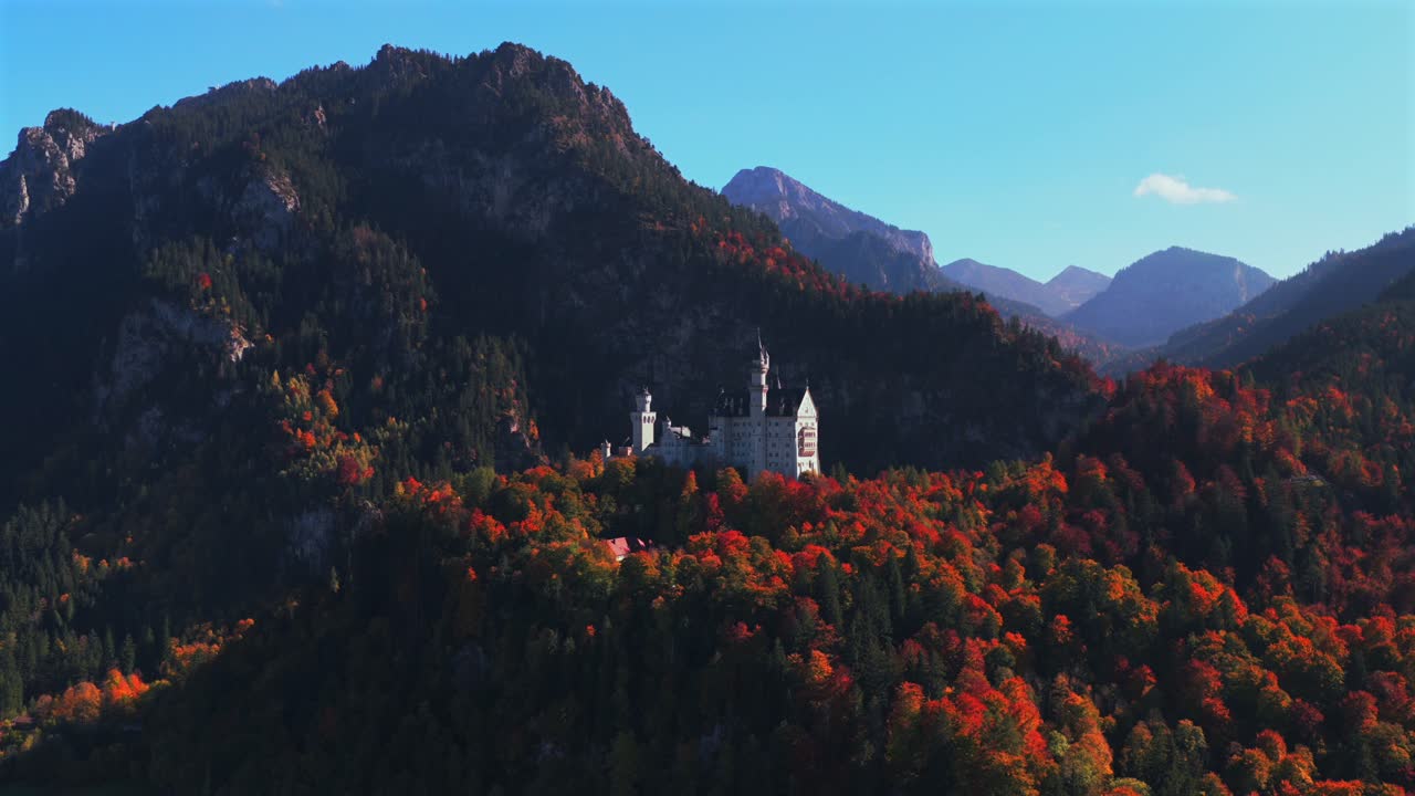 Schloss Neuschwanstein slott vit gotisk bayersk slott Tyskland Deutschland Alperna flygdrönare Alpsee sjön Tegelberg höst dagtid solig blå himmel moln Schwangau Füssen parallax vänster cirkel