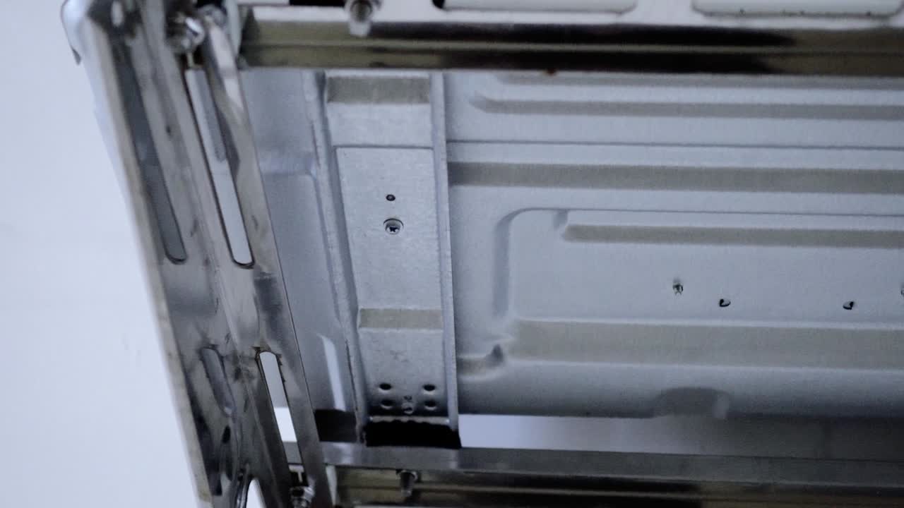 커다란 에어컨 압축기가 벽에 매달려 있습니다. 아래에서 위로 기울어 습니다.