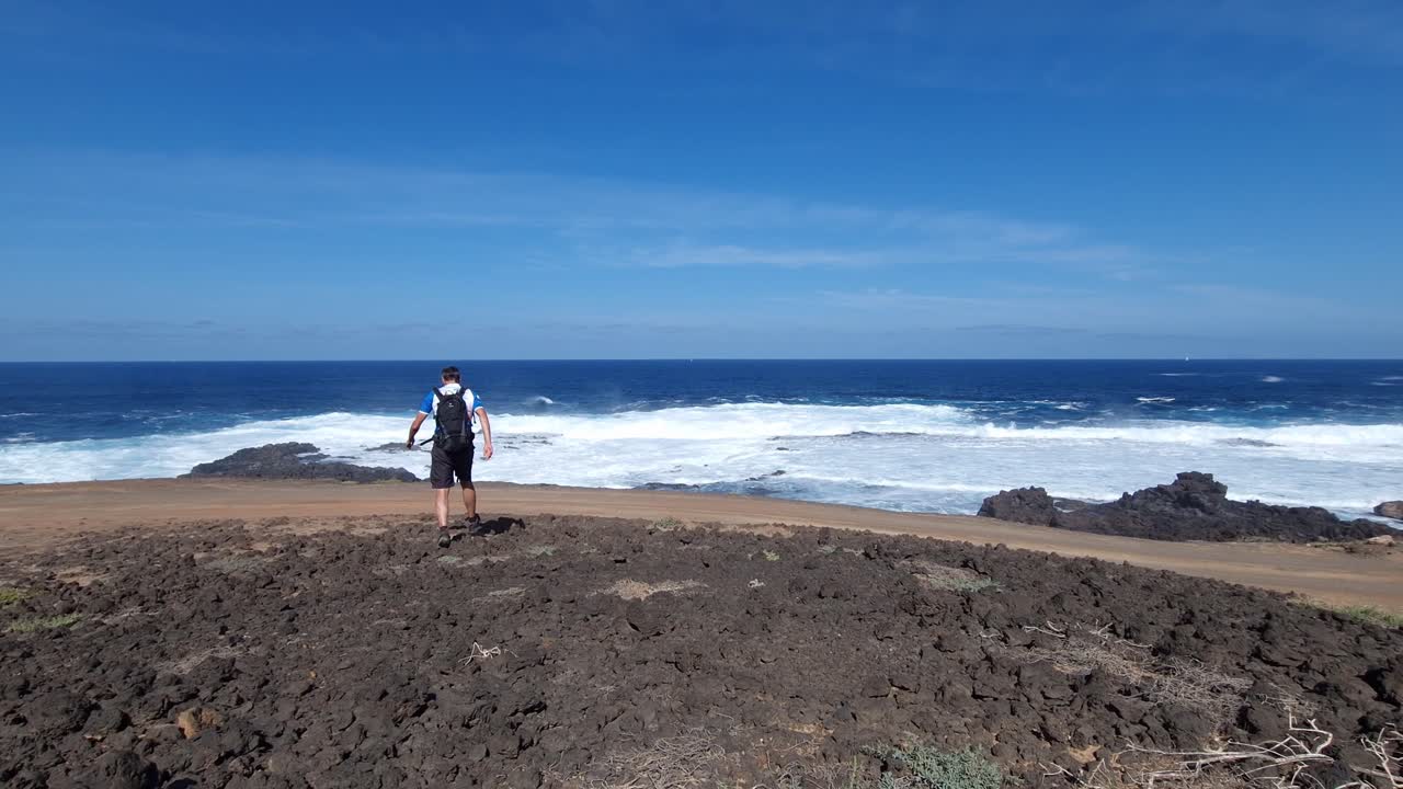 senderismo en la costa de lanzarote mar rocas olas sol