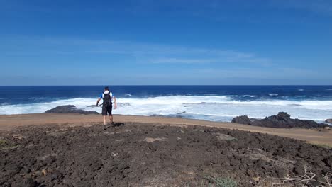 Senderismo-En-La-Costa-De-Lanzarote-Mar-Rocas-Olas-Sol