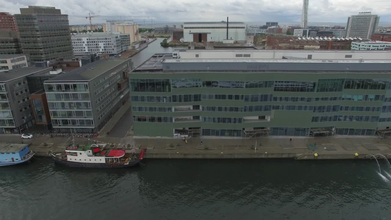 Drone-opname van kantoorgebouwen langs een kanaal in de stad Malmö, Zweden