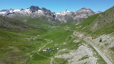 carretera escénica col de la croix de fer en savoy isere, alpes franceses - antena dolly adelante