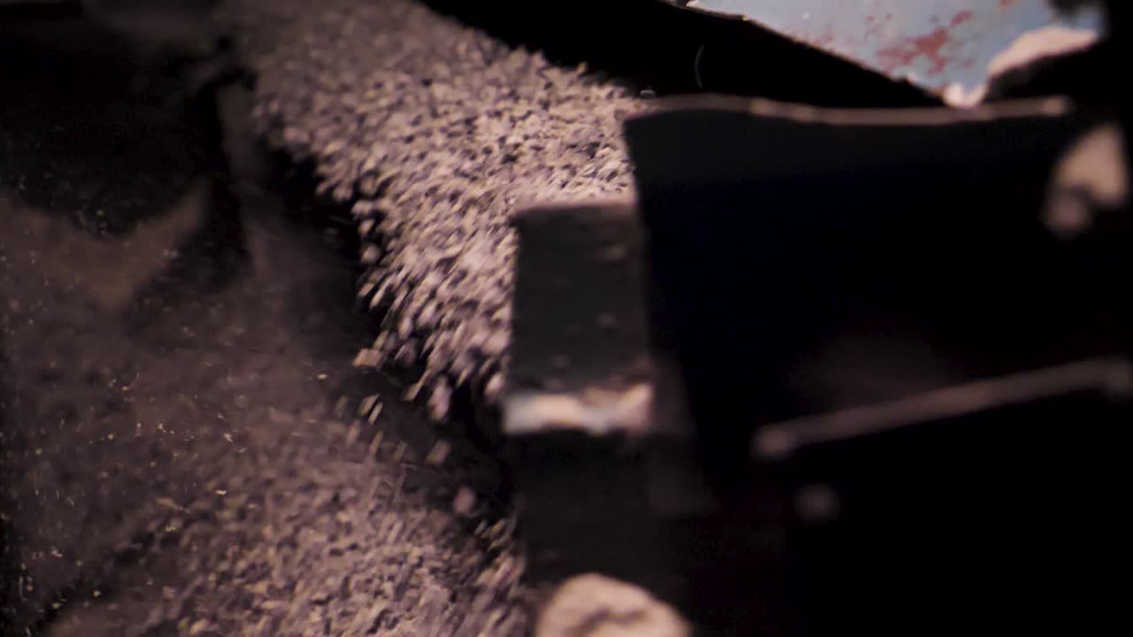 기계에서 재료를 처리하는 것