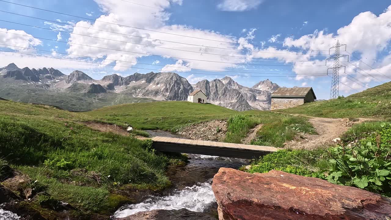 hermoso arroyo de montaña que fluye bajo un puente para una caminata