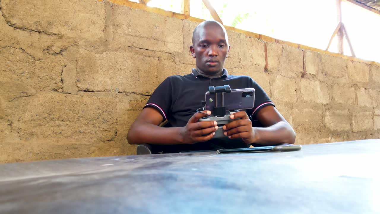 농촌 아프리카에서 드론을 비행하는 아프리카 드론 조종사